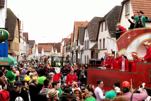 Die Narren feiern 2016 beim Fasnachtsumzug in Bellheim. Solche Bilder wird es 2023 nicht geben: Die Gemeinde hat entschieden, da