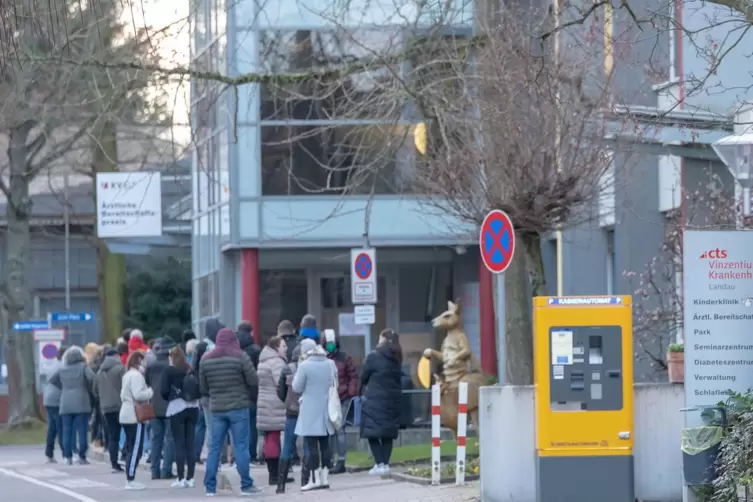 Zwischen den Jahren gab es lange Schlangen vor dem Ärztlichen Bereitschaftsdienst in Landau. 