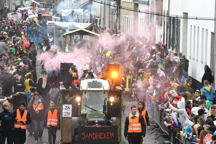 In Weisenheim am Sand im Kreis Bad Dürkheim wurde 2019 noch kräftig gefeiert: heuer wird das so nicht sein.