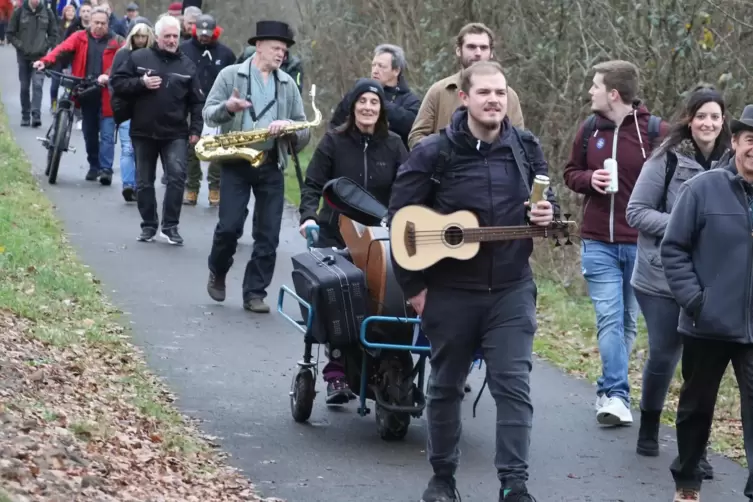 Die musikalische Wandergruppe auf dem Radweg zwischen Ulmet und Erdesbach.