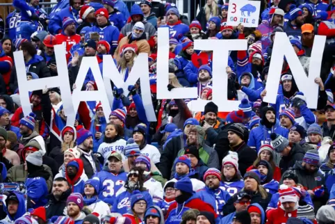 Überall im Bills-Stadion, aber auch in anderen NFL-Arenen gab es Solidaritätsadressen mit Damar Hamlin. 