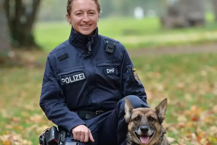 Die stellvertretende Leiterin der Polizeihundestaffel in Edenkoben mit ihrem inzwischen verstorbenen Diensthund. 