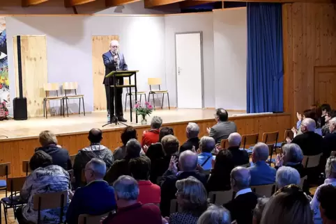 Aufmerksam lauschen die Weisenheimer in der Jahnhalle ihrem Ortsbürgermeister.