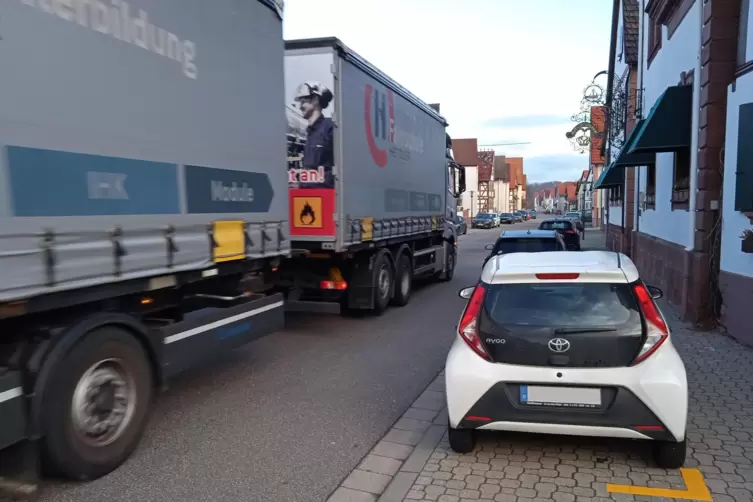 Die neuen Parkplätze in der Hauptstraße in Hayna stören vorbeifahrende Lkws wenig. 