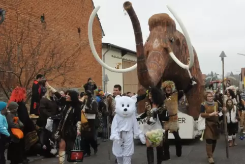 An den Mammut-Wagen beim Morschheimer Fasnachtsumzug können sich die Besucher noch heute erinnern. Organisatoren hoffen, dass ih