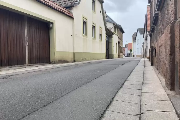 Anwohner wundern sich über die Höhe der Kosten für die Sanierung von Gehwegen und Straßenleuchten, da die Weinstraße an vielen S