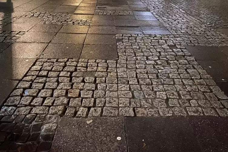 Das Bild zeigt: Die Kellereistraße gleicht einem Flickenteppich. 