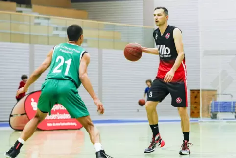 Hilft seinem Team mit seiner Erfahrung: Rückkehrer Gergely Hosszu (rechts), hier gegen Tevin Schnabel von der SG Lützel/Post Kob