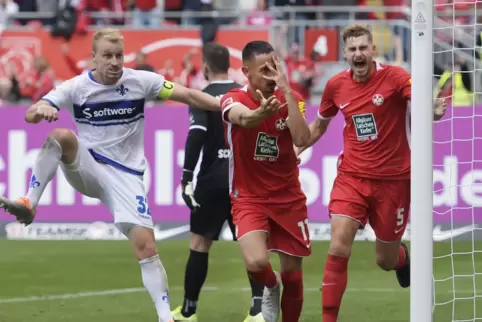 Kenny Prince Redondo (Mitte) verlängerte vor wenigen Wochen seinen Vertrag beim FCK. Der Kontrakt von Kevin Kraus (rechts) verlä