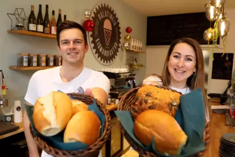 Jan Reither und Olga Pfaffenrot von der Palatineis Eismanufaktur in Rhodt bieten auch Backwaren an. 