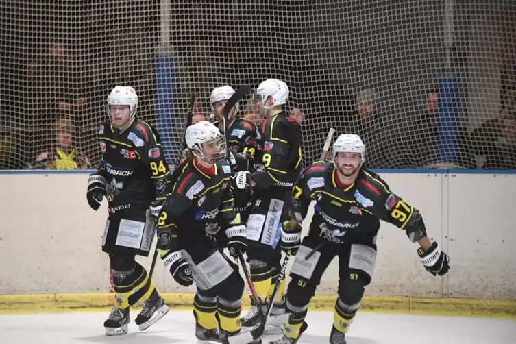 Lässt sich für seinen Treffer feiern: Zweibrückens Matchwinner Marco Trenholm (rechts).