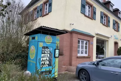 Vor Raumausstattung Fabian in der Hochspeyerer Straße in Enkenbach gibt es jetzt rund um die Uhr Eis aus dem Automaten.