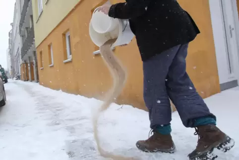 Sand taut zwar nicht Schnee und Eis, aber er senkt die Rutschgefahr. Und ist wiederverwendbar.