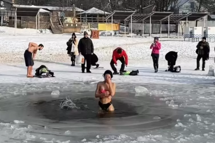 Alina Kurmysheva taucht dieses Jahr in den Niederlanden ins Eiswasser, um Körper und Seele zu reinigen, hier ein Bild von 2022.