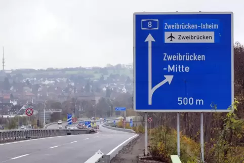 Der Fahrer fuhr am Bubenhauser Kreisel an der Autobahnauffahrt Zweibrücken-Mitte falsch auf die A8 auf.