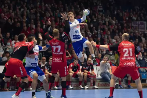 In der Bundesliga spielt der sprungkräftige Tom Jansen für den VfL Gummersbach, hier in der Partie beim MT Melsungen. 