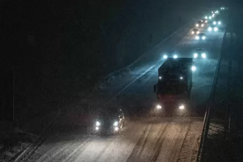 Die A63 bei Göllheim am Freitagabend.