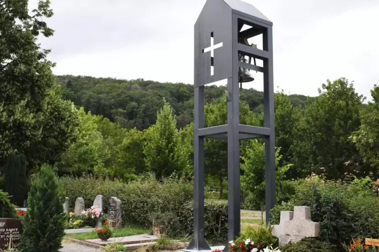 Der Friedhof in Bobenheim am Berg mit Glockenturm.