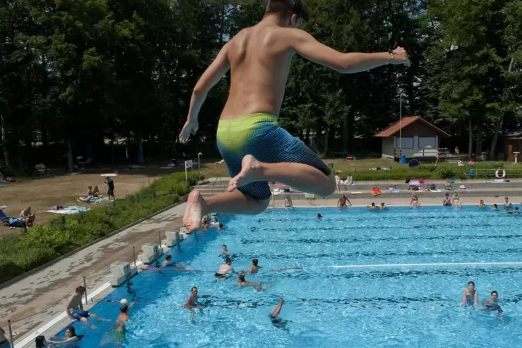 Hinein ins kühle Nass: Das Freibad in Rodenbach ist beliebt, eröffnet wurde es 1976. 