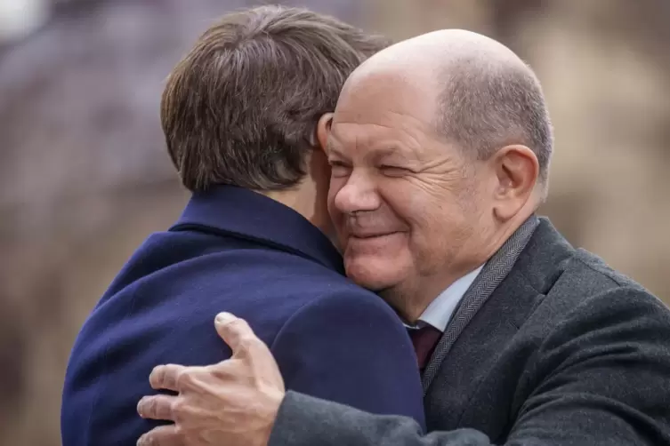 Ganz eng beisammen: Bundeskanzler Olaf Scholz (rechts) und Präsident Emmanuel Macron.