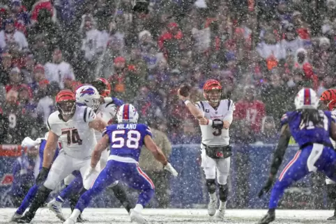 Im Schneetreiben behalten die Cincinnati Bengals um Quarterback Joe Burrow den Durchblick gegen die Bufallo Bills. 