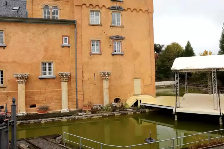 DIe Seebühne vor der historischen Fassade des Edesheimer Schlosses war Schauplatz unzähliger Veranstaltungen. 