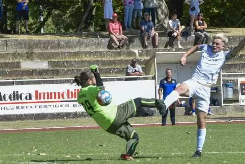 Samuel Walz (rechts), hier im Vorrundenspiel gegen den FV Freinsheim, ist mit 14 Toren der bislang beste Torschütze des VfR Fran