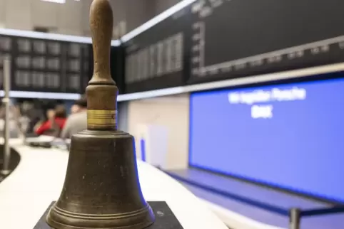 Um sie herum war die Stimmung zuletzt gut: die traditionelle Opening Bell (Eröffnungsglocke) der Frankfurter Börse. 