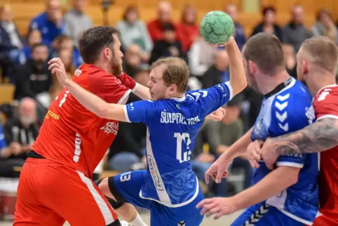 Fabian Graap (in Blau, rechts) spielt am Samstag in Bellheim . Arne Schäfer (am Ball) war krank. 