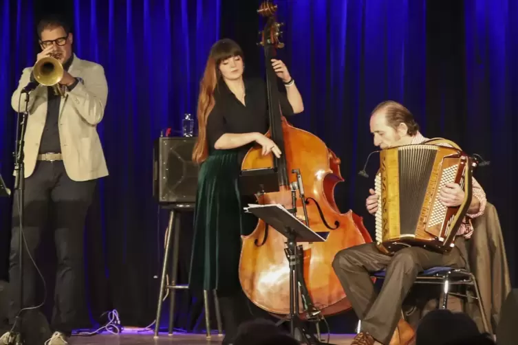 Durch den Nordpfälzer Winter weht ein Hauch vom Mittelmeer: Thomas Siffling, Shana Moehrke und Laurent Leroi im Blauen Haus.