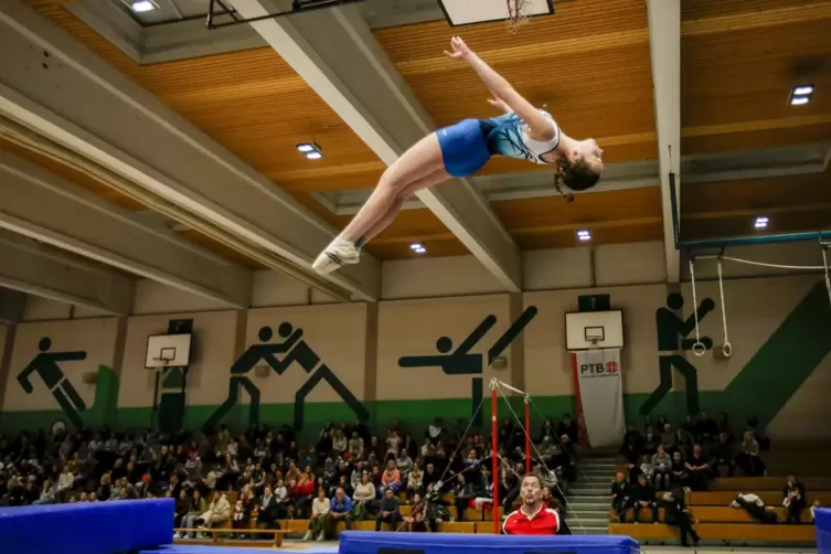 Überfliegerin: Trampolinturnerin Maya Heck von der TSG Neustadt.