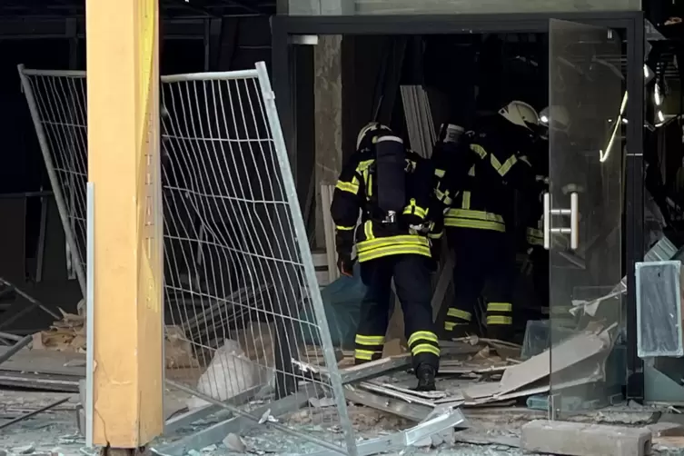 Stark beschädigt: Wehrleute nach der Explosion im Gebäude. 