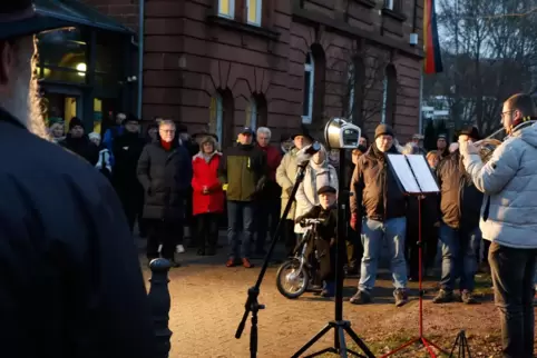 Gedenken am Freitagabend vor dem Rockenhausener Rathaus. 