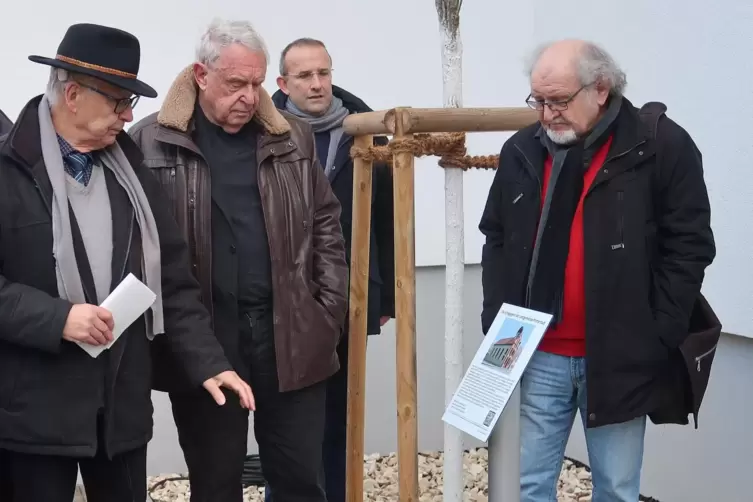 Volker Schläfer (mit Hut) übergibt die Infotafel, ganz rechts steht Eberhard Dittus.