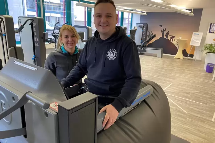 Irina Eichholz mit einem Patienten an einem speziellen Laufgerät. 