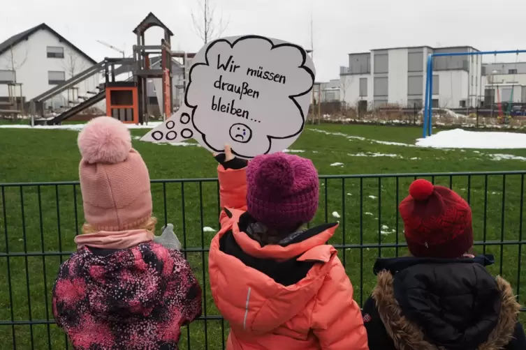 Ein Metallzaun trennt Kinder aus dem Neubaugebiet Zwerchäcker in Siegelbach vom immer noch geschlossenen Spielplatz. Dort stehen