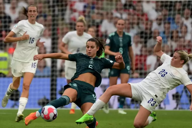 Im EM-Finale: Deutschlands Lena Oberdorf und Englands Alessia Russo (rechts) kämpfen um den Ball. 