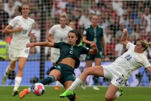 Im EM-Finale: Deutschlands Lena Oberdorf und Englands Alessia Russo (rechts) kämpfen um den Ball. 