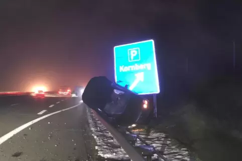 Kurz vor der Abfahrt zum Parkplatz Kornberg landete der Wagen im Graben.