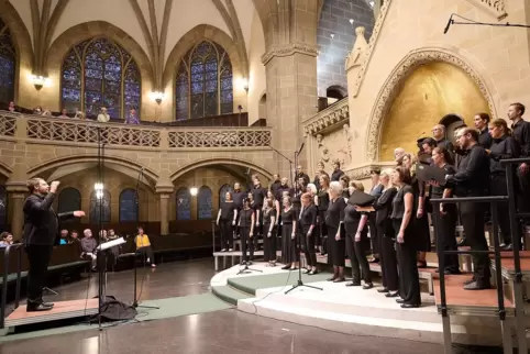 Der Kammerchor der Karlsruher Christuskirche wird seit 2018 von Peter Gortner geleitet, der seit seinem Studium in Birmingham ei