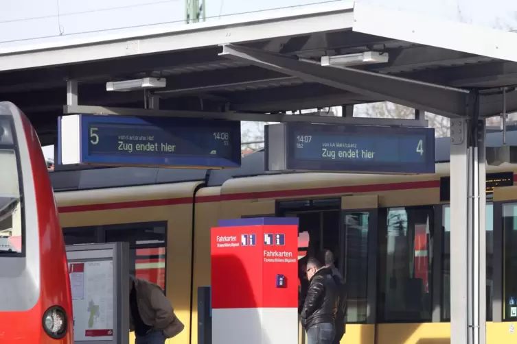 Insbesondere an der Schnittstelle der Verkehrsverbünde KVV (gelbe Züge) und VRN (rote Züge) wäre das Ersetzen der Schüler- durch