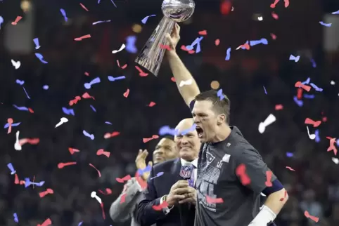 Siebenmal durfte Tom Brady die Vince-Lombardi-Trophäe nach oben recken, die der Super-Bowl-Champion erhält. Kein anderer Spieler