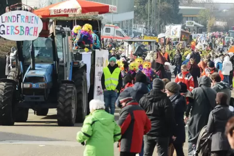 Der Umzug im Winzler Viertel lockte vor der Corona-Pandemie Tausende Besucher an. Am Sonntag setzt sich der närrische Lindwurm w