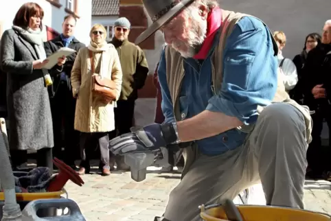 Gunter Demnig verlegt seit mehr als 30 Jahren Stolpersteine.