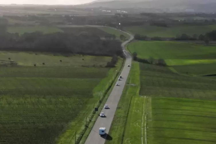 Die B38 in der Nähe des Wertstoffwirtschaftszentrums in Ingenheim: Der Kreis SÜW wünscht sich dort einen parallel zur Bundesstra