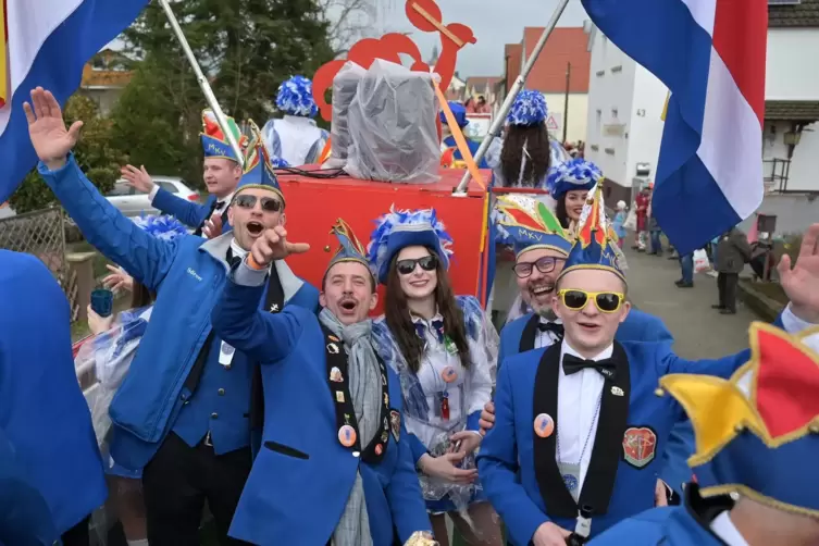 Gute Laune beim bislang letzten Mechtersheimer Fasnachtsumzug 2020: Auch damals wurde im Anschluss an den Umzug in den Straßen u