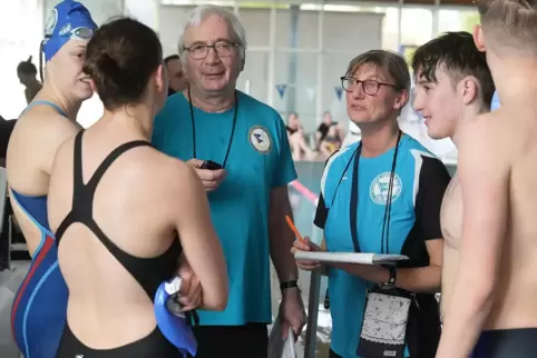 Gute Laune bei BW Pirmasens nach einem gelungenen Staffelrennen über 4x50 Meter Freistil: (von links) Sophie Bastian, Kim Peifer