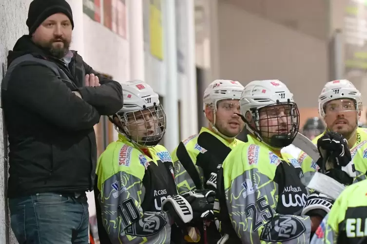 EHC-Trainer Ralf Wolf (links) und seine „Hornets“ sicherten sich das Heimrecht die Play-offs.