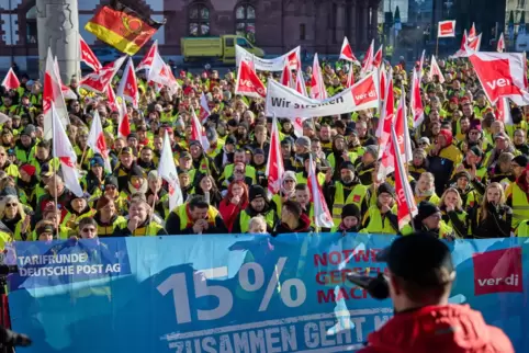  Viele Post-Sendungen bleiben erst einmal liegen: Kundgebung in der Tarifauseinandersetzung bei der Deutschen Post am Montag auf