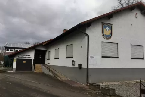 Ein Bild mit viel Symbolkraft: dunkle Wolken über dem Vereinsheim der Stadtkapelle. Auch die Rollläden werden wohl so schnell ni